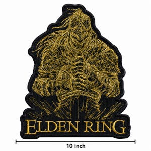 Op de afbeelding: Een zwart en goud geborduurde patch met een gedetailleerde illustratie van een ridder met een zwaard. De patch is ongeveer 25 cm lang en heeft de woorden "ELDEN RING" geborduurd aan de onderkant.