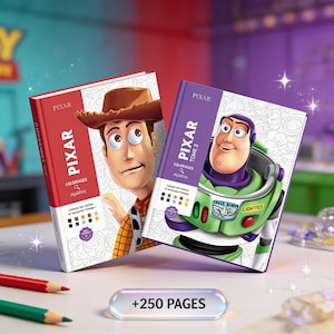 Könnte beinhalten: Zwei Pixar-Malbücher mit Woody und Buzz Lightyear auf den jeweiligen Einbänden. Das rote Buch zeigt Woody, während das lila Buch Buzz Lightyear zeigt. Beide Bücher enthalten den Text Pixar, Coloriages Mystères und Tome 2.