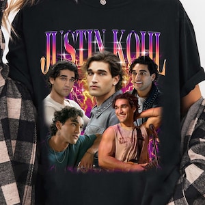 Może przedstawiać: Czarny t-shirt z krótkim rękawem z nadrukiem graficznym przedstawiającym Justina Kohla oraz napisem "JUSTIN KOHL" stylizowaną fioletowo-pomarańczową czcionką. Wzór zawiera kilka portretów fotograficznych na tle błyskawic.