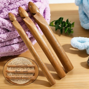 以下が含まれることがあります： 150mm、200mm、250mmの測定値が側面に刻まれた3つの木製かぎ針編みフック。フックは明るい茶色で、滑らかな仕上がりです。小さな円形のディスプレイには、「Love, laugh & crochet」、「Maxine's crochet」、および「love Seb & Amby xx」というテキストが表示された3つの追加フックが表示されます。