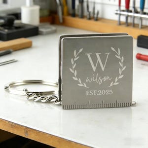 Puede incluir: Un juego de tres tazas de cerámica con un acabado mate moteado. Las tazas son de color crema, gris claro y gris oscuro. Cada taza tiene un diseño simple y minimalista.