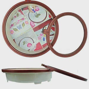 Könnte beinhalten: Ein Set aus drei Keramikbechern mit gesprenkelter, matter Oberfläche. Die Becher sind in Creme-, Hellgrau- und Dunkelgrautönen gehalten. Jeder Becher hat ein schlichtes, minimalistisches Design und einen abgerundeten Henkel.