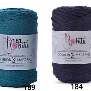 Può includere: Due rocchetti di cordoncino per macramè, uno verde acqua e uno blu navy. Ogni rocchetto ha un'etichetta con il marchio "Habitu" e la scritta "CORDON 3 MACRAME". Il rocchetto verde acqua è etichettato "189" e quello blu navy "184".