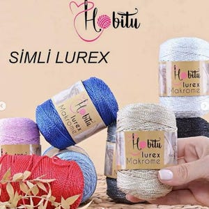 Puede incluir: Un surtido de ovillos de hilo coloridos, incluyendo azul, plateado, rojo y morado, con el texto "SIMLI LUREX" y la marca "Habitu". El hilo está etiquetado como "lurex Makrome".