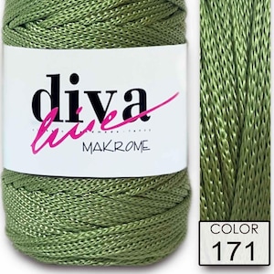 Op de afbeelding: Een spoel olijfgroen polyester macramegaren. Het label luidt "diva line MAKROME". De kleur is 171. Het garen is 1,5 mm dik, 100 gram en 150 meter lang.