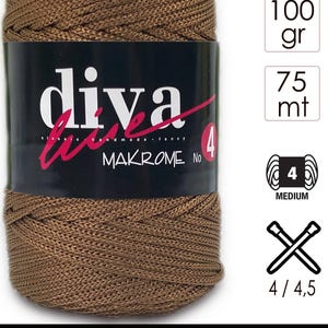 Peut inclure: Une pelote de fil Diva Makrome marron. L'étiquette indique une épaisseur de 2,5 mm, 100 grammes et 75 mètres de fil. La couleur est 200, et le fil est de poids moyen, adapté aux crochets de taille 4/4,5.