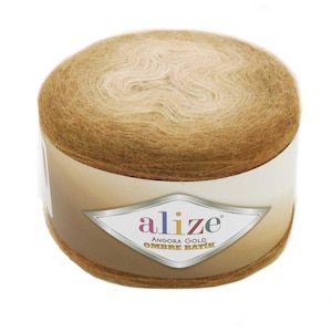 Może przedstawiać: Motek przędzy Alize Angora Gold Ombre Batik. Przędza jest mieszanką jasnego i ciemnego brązu, o miękkim, teksturowanym wyglądzie. Etykieta zawiera nazwę marki i szczegóły produktu.