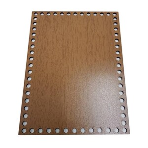 Puede incluir: Una tabla rectangular de color marrón con un patrón de veta de madera que presenta una serie de orificios circulares espaciados uniformemente a lo largo de todo el perímetro. La superficie es lisa y plana, con un borde constante de agujeros.