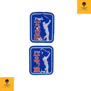 Peut inclure: Deux écussons brodés bleus avec un golfeur blanc et du texte blanc. Le texte sur le patch supérieur est "PGA TOUR", et le texte sur le patch inférieur est "PG TOUR". Les écussons sont rectangulaires avec des coins arrondis.