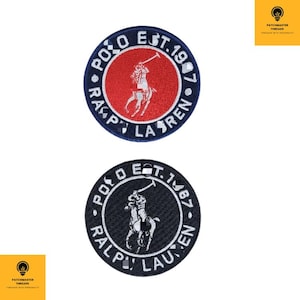 Pode incluir: Dois patches bordados circulares com o logotipo Polo Ralph Lauren. Um tem um centro vermelho com um jogador de polo branco, rodeado por uma borda azul marinho. O outro tem um centro preto com um jogador de polo branco, rodeado por uma borda preta.