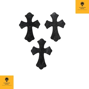 Może przedstawiać: Trzy czarne skórzane naszywki w kształcie krzyża o teksturowanej powierzchni. Krzyże mają klasyczny, stylizowany design. Obraz zawiera logo "Patchmaster Threads" w prawym górnym i lewym dolnym rogu.