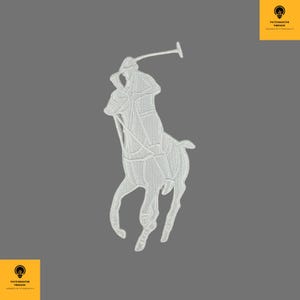 Könnte beinhalten: Weiß gestickter Aufnäher mit einem Polospieler auf einem Pferd. Der Aufnäher zeigt das ikonische Reiterlogo, das mit weißem Faden dargestellt wird. Das Design befindet sich vor einem grauen Hintergrund. Ein klassisches Emblem, geeignet für verschiedene Anwendungen.