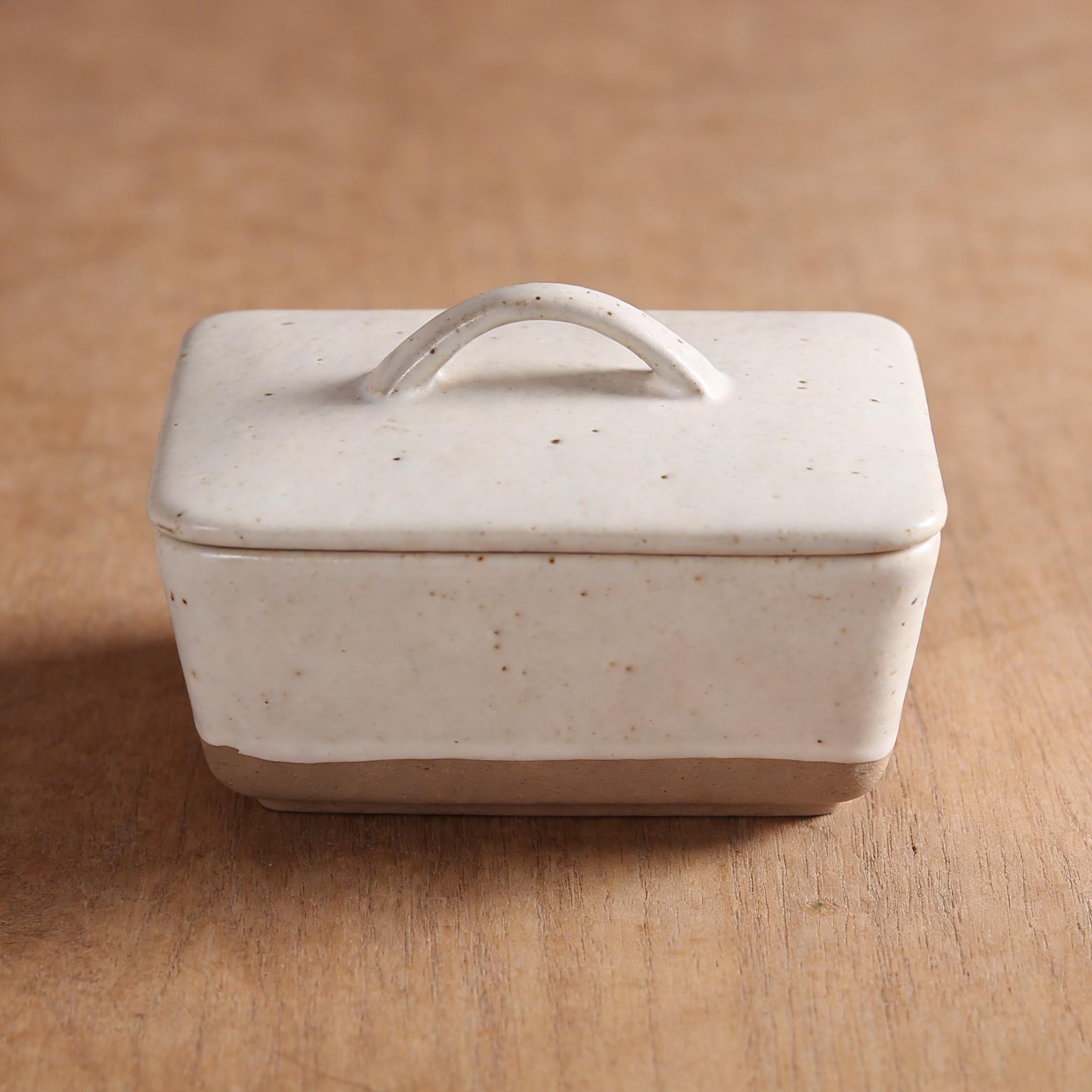 Creative Co-Op Country Stoneware Butter Dish with Lid, Spread the Love Message