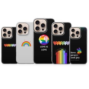 Könnte beinhalten: Eine Sammlung von Handyhüllen mit verschiedenen Designs. Eine Hülle zeigt einen Regenbogen, eine andere einen Globus mit Regenbogenflagge und den Worten "LOVE IS LOVE". Weitere Hüllen zeigen Herzen, einen Regenbogen und einen Schmetterling mit den Worten "love, peace, and joy."
