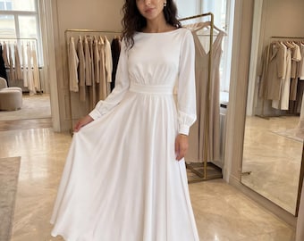 Witte satijnen midi-jurk, lange mouwen, open rug, minimalistische bruidskleding