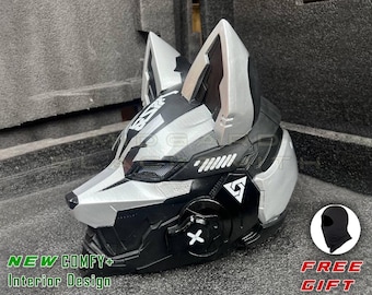 Op de afbeelding: Een zilveren en zwarte helm in wolf-stijl met puntige oren, een geometrisch vizier en een rond zijpaneel met een wit X-symbool. De helm wordt geleverd met een zwarte bivakmuts als gratis geschenk en heeft een nieuw comfortabel interieur.