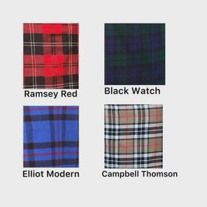 Op de afbeelding: Vier stoffstalen met verschillende ruitpatronen. De stalen zijn gelabeld met "Ramsey Red", "Black Watch", "Elliot Modern" en "Campbell Thomson". De Ramsey Red-staal is rood, zwart en wit. De Black Watch-staal is donkerblauw en groen. De Elliot Modern-staal is blauw, zwart en rood. De Campbell Thomson-staal is beige, rood, zwart en wit.