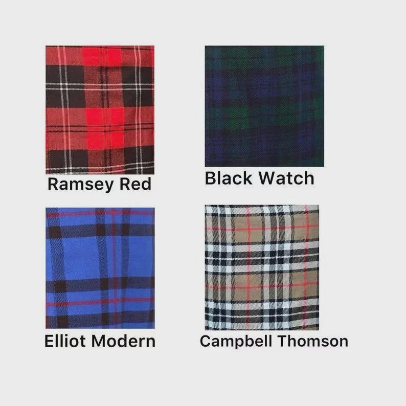 Op de afbeelding: Vier stoffstalen met verschillende ruitpatronen. De stalen zijn gelabeld met "Ramsey Red", "Black Watch", "Elliot Modern" en "Campbell Thomson". De Ramsey Red-staal is rood, zwart en wit. De Black Watch-staal is donkerblauw en groen. De Elliot Modern-staal is blauw, zwart en rood. De Campbell Thomson-staal is beige, rood, zwart en wit.