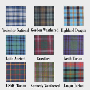 Op de afbeelding: Negen verschillende tartan stofstalen worden getoond, elk met een uniek patroon en kleurenschema. De stalen omvatten de namen: Youkshor National, Gordon Weathered, Highland Dragon, keith Ancient, Crawford, keith Tartan, USMC Tartan, Kennedy Weathered en Lugan Tartan.