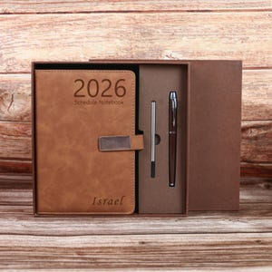 Cuaderno con inicial personalizada, agenda diaria 2026, regalo para un nuevo trabajo, regalos profesionales de oficina, regalo para hombres, agradecimiento de fin de año.