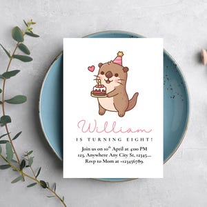 Könnte beinhalten: Eine weiße Geburtstagseinladung mit einem Cartoon-Otter, der einen Kuchen hält. Die Einladung lautet "William wird acht!" in rosa Schrift. Party-Details und RSVP-Informationen sind enthalten.