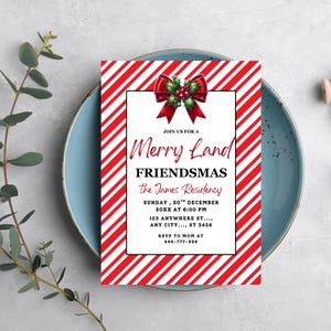 Könnte beinhalten: Eine festliche Einladung für ein "Merry Land Friendsmas"-Event. Das Design zeigt einen rot-weiß gestreiften Hintergrund mit einem zentralen weißen Rechteck. Die Einladung enthält eine rote Schleife und Text mit Veranstaltungsdetails.