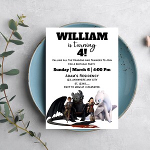 Könnte beinhalten: Weiße Geburtstagseinladung mit dem Text "WILLIAM wird 4!" und einem Drachen-Thema. Die Einladung enthält Datum, Uhrzeit und Ort der Party sowie eine Aufforderung zur Anmeldung.