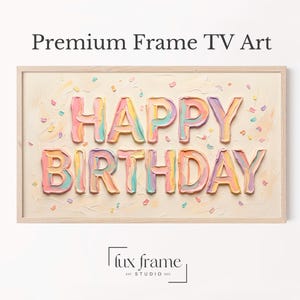 Puede incluir: Una obra de arte enmarcada con las palabras "HAPPY BIRTHDAY" en letras coloridas y texturizadas. El fondo es de color beige claro con confeti disperso. El marco es de color madera clara. También se ven las palabras "Premium Frame TV Art" y el logotipo del estudio.