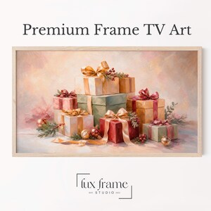 Może przedstawiać: Premium Frame TV Art przedstawiająca cyfrowy obraz stosu pudełek prezentowych w odcieniach czerwieni, zieleni i złota ze wstążkami i kokardami. Dzieło jest oprawione w jasną drewnianą ramę. Tekst na górze brzmi Premium Frame TV Art.