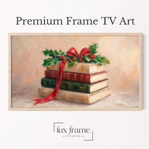 Może przedstawiać: Prostokątna grafika cyfrowa zatytułowana Premium Frame TV Art przedstawiająca stos czterech książek w kolorach beżowym, czerwonym i zielonym. Na górze leży czerwona wstążka i gałązki ostrokrzewu z czerwonymi jagodami. Obraz jest w jasnej drewnianej ramie.