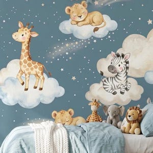 Peut inclure: Une murale de chambre d'enfant fantaisiste avec un ciel bleu nuit parsemé de nuages, d'étoiles et d'un croissant de lune. De jolies illustrations d'une girafe, d'un lion, d'un zèbre et d'un éléphant sont nichées sur des nuages. Un lit avec une couette bleue et des peluches complètent la scène.