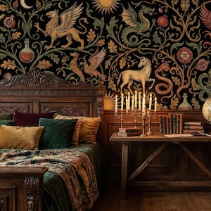 Pu&ograve; includere: Camera da letto con carta da parati scura e ornata con creature mitiche e fogliame. La stanza comprende un letto in legno con cuscini di velluto, una scrivania con libri, un mappamondo e un candelabro, creando un tema vintage e fantasy.