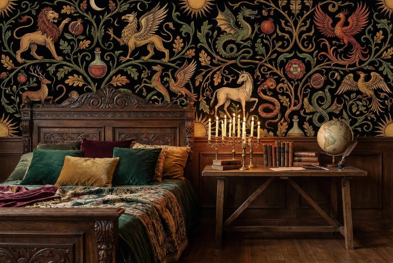 Pu&ograve; includere: Camera da letto con carta da parati scura e ornata con creature mitiche e fogliame. La stanza comprende un letto in legno con cuscini di velluto, una scrivania con libri, un mappamondo e un candelabro, creando un tema vintage e fantasy.