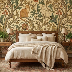 Pode incluir: Quarto com cama de madeira, roupa de cama bege e uma manta com franjas. O papel de parede apresenta um padr&atilde;o repetido de gatos, flores e folhagem em tons de laranja, verde e azul. Duas mesinhas de cabeceira de madeira ladeiam a cama.