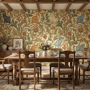 Pode incluir: Uma sala de jantar com uma mesa e cadeiras de madeira, contra um papel de parede com desenhos de gatos e florais em ouro, verde e laranja. A sala tem um tapete, um arm&aacute;rio de madeira e uma janela.