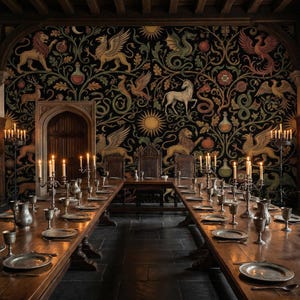 Pu&ograve; includere: Un lungo tavolo da pranzo in legno apparecchiato per un banchetto, con calici d'argento, piatti e candelabri. La stanza presenta un arazzo scuro e ornato con creature mitiche e una grande finestra ad arco, creando un'atmosfera medievale.