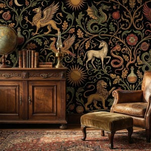 Pu&ograve; includere: Una stanza con carta da parati scura a motivi con creature mitiche e fogliame. Un mobile in legno contiene libri e un mappamondo. Una poltrona e un pouf in pelle poggiano su un tappeto fantasia, creando un'estetica vintage e accogliente.