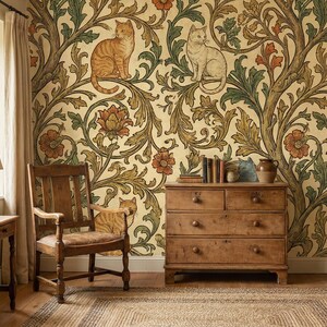 Pode incluir: Um quarto com papel de parede floral com gatos em laranja, branco e azul. O quarto inclui m&oacute;veis de madeira: uma cadeira, uma c&ocirc;moda, uma mesa lateral com uma l&acirc;mpada e um ba&uacute;. A paleta de cores &eacute; quente.