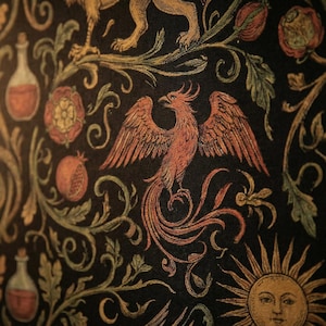 Pu&ograve; includere: Sfondo scuro con un motivo ripetuto di fenice, sole ed elementi floreali nei toni dell'arancione, del rosso e del verde. Il design include un sole con un volto, una fenice con le ali spiegate e vari motivi botanici.