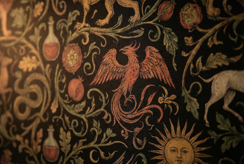 Pu&ograve; includere: Sfondo scuro con un motivo ripetuto di fenice, sole ed elementi floreali nei toni dell'arancione, del rosso e del verde. Il design include un sole con un volto, una fenice con le ali spiegate e vari motivi botanici.