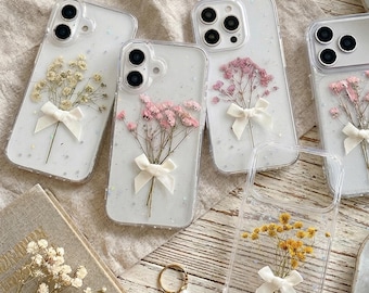 Mobilskal med pressad blomma och rosett och glitter i äkta Baby's Breath | Handgjort skal i genomskinligt blommigt harts | iPhone 15 16 17 Pro Max-skal