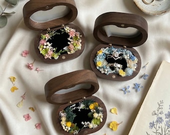 Caja de madera para anillos de boda con flores preservadas, ideal para parejas.