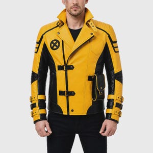 Könnte beinhalten: Eine gelb-schwarze Motorradjacke mit einem markanten X-Logo auf der Brust, einem hohen Kragen, mehreren Schnallenriemen an den Ärmelbündchen, zwei Schnallenverschlüssen vorne und einer kleinen schwarzen Zubehörtasche an der linken Hüftseite.