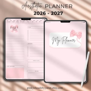 Può includere: Due tablet digitali mostrano un'agenda estetica 2026-2027 in rosa tenue. Uno schermo mostra il layout dell'agenda giornaliera con un fiocco rosa, l'altro una copertina intitolata My Planner con un fiocco e un bordo di perle. È incluso un pennino bianco.