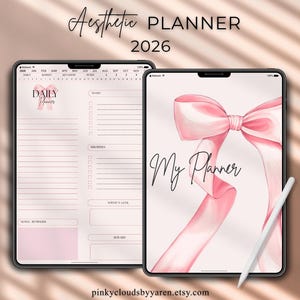 Könnte beinhalten: Zwei digitale Planer auf Tablets angezeigt. Einer zeigt ein tägliches Planer-Layout mit Abschnitten für To-Do-Listen und Notizen. Der andere zeigt ein rosa Schleifendesign mit dem Text "My Planner". Der Text "Aesthetic Planner 2026" steht oben.