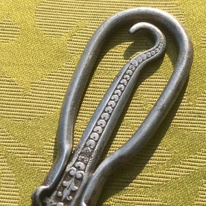 FRANZÖSICHER 1800er KNOPFHAKEN ~ Für Schuhe / Stiefel / Handschuhe / Hemdkragen ~ Versilbert ~ Falten / Reisen/Taschen-Design ~ Made in France