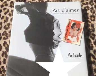 Aubade 2002 LIVRE DE LINGERIE FRANÇAISE ~ L'art d'aimer ~ Couverture rigide ~ Photos très sensuelles ~ 98 pages ~ Excellent état ~ Rare vintage épuisé