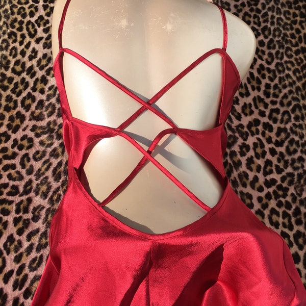 Français Designer MARJOLAINE LINGERIE SLIP Nightie ~ Luxueux Tissu Rouge Soyeux ~ Sensuel Dos à lacets ~ Fabriqué en France ~ Nouveau : Vintage non porté ~ L