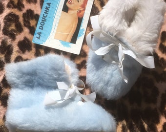 Francés 1950s BABY / DOLL BOOTS Pantuflas ~ Baby Blue & White Fake Fur ~ Suela flexible ~Hecho en Francia~Nuevo: Sin usar en caja vintage ~0/6 meses
