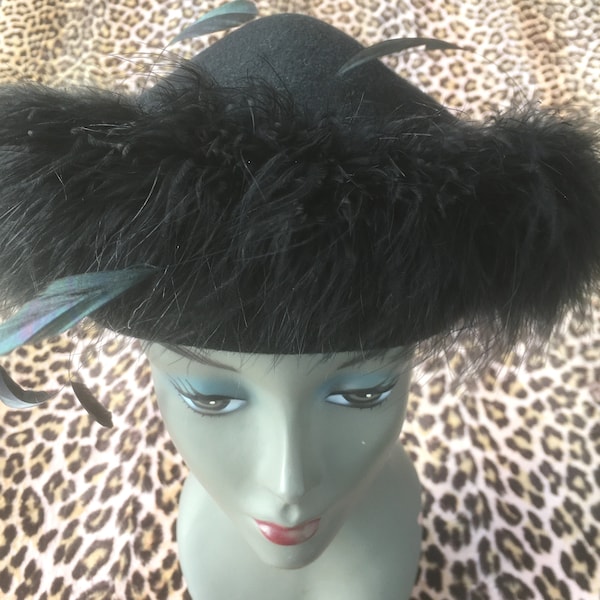 Willy’s Paris Français Designer Femme des années 1960 Chapeau noir & plumes d’autruche ~ Plumes d’oiseau Aurora Borealis ~ Fabriqué en France ~ Millésime non porté ~ M